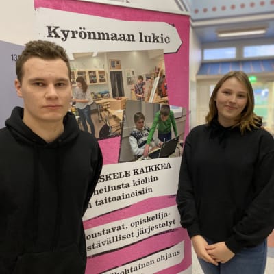 Kyrönmaan lukion oppilaat Juho Vuorio ja Aliisa Keltto seisovat koulun ständin edessä katsoen kameraan.
