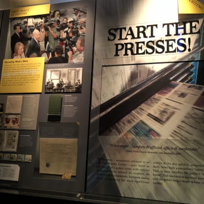 Starta pressarna står det på en av utställningsskärmarna på mediemuseet Newseum