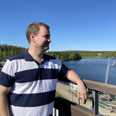 Ukkohallan toimitusjohtaja ja yrittäjä Jussi Kiiskelä Ukkohallan kesäterassilla.