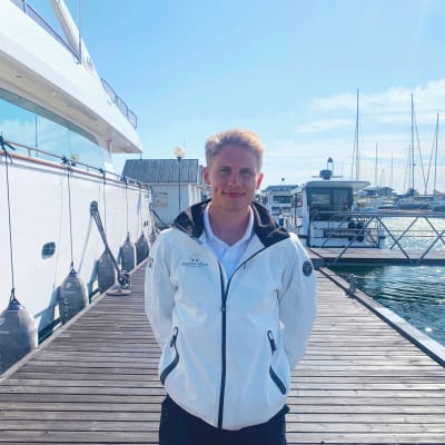 En person står på en brygga.