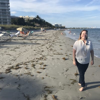 Borgmästaren Mayra Peña Lindsay vid stranden i Key Biscayne i Florida.