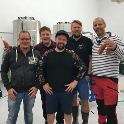Michael Björklund och Matias Jungar poserar med Gustav Söderholm, Dave Huldin och Jonas Salminen i Ekta bryggeri.