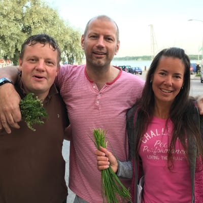 Michael Björklund, Matias Jungar och Pamela Wetterstrand står med örter i händerna.