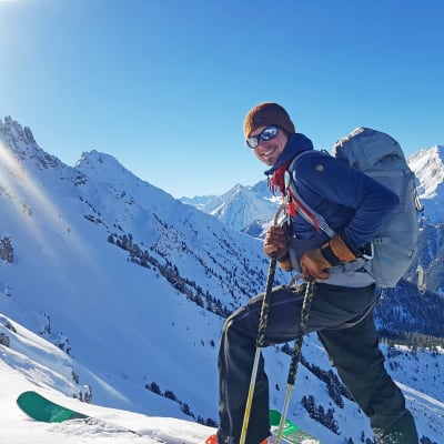 Fredrik Aspö på skidor uppe i bergen.