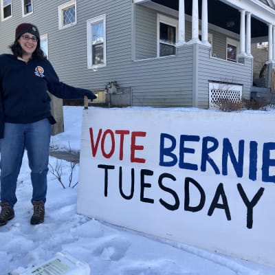 Sanderssupportern Elizabeth Ropp framför sitt hem i Manchester, New Hampshire.
