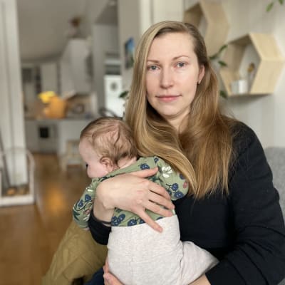 Mariia Skog med dottern Lova i famnen.