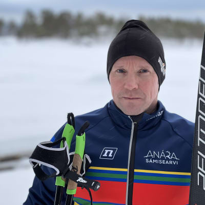 Porokuski Marko Tervaniemi Inarista ajaa suunnilleen 20 härkää kilpailussa.