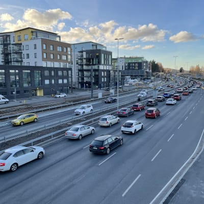 Ruuhkassa seisovia autoja Tampereen rantatiellä.