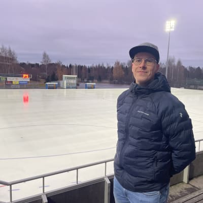 Jääpallojoukkue OLSin kapteeni Antti Pesonen Oulun Raksilassa.