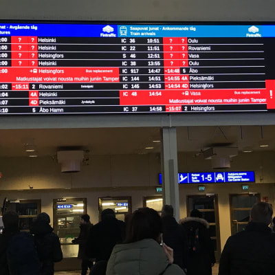 Tampereen juna-aseman aikataulunäytöt, joissa huomattavan paljon peruttuja ja myöhästyneitä vuoroja.