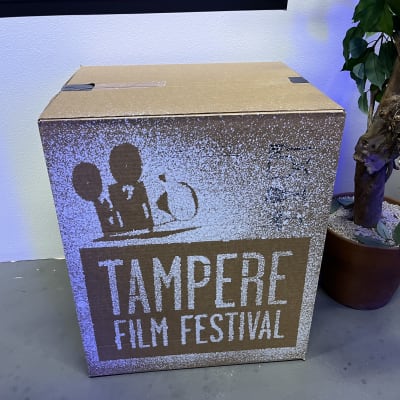Pahvilaatikko, jossa lukee Tampere Film Festival