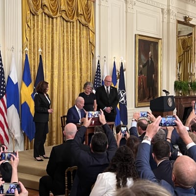 President Joe Biden skriver under Finlands Nato-ratificeringsprotokoll.