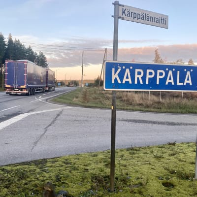 Kärppälänraitin risteys Pirkanmaantiellä, n. 1,5 km Tanja Kankaanpään kotoa. Kankaanpään mukaan hänen lapsensa syyslukukauden 2021 ensimmäinen koulupysäkki ilmoitettiin tähän risteykseen.