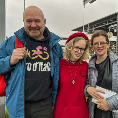 Venäjältä Suomeen saapuneet Dmitry, Anna ja Olga Lobanova Vaalimaan raja-asemalla.