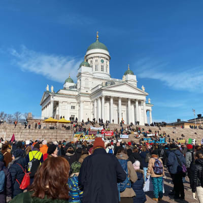 Luontomarssi-mielenilmaus Helsingissä 18. maaliskuuta 2023.