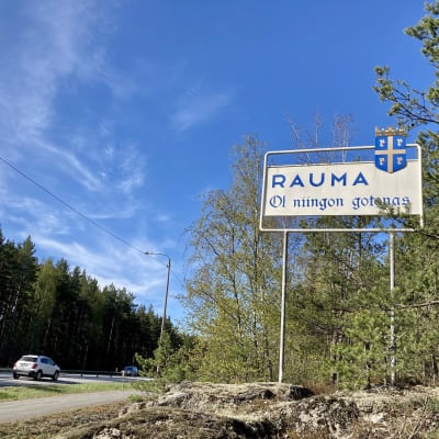 Tienvarressa on kallioisessa kohdassa kyltti, jossa lukee Rauma, ol niingon gotonas.
