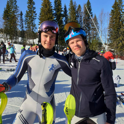 Jesperi Kemppainen till vänster knep brons och Erik Saravuo till höger guld i pojkarnas slalom i Europeiska ungdoms-OS.