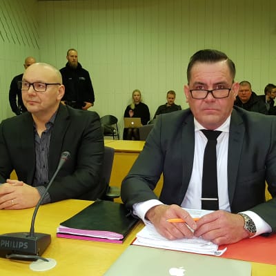 United Brotherhoodin johtaja istuu syytettynä käräjäoikeudessa oikuestieteen maisteri Ilkka Ukkosen vieressä.