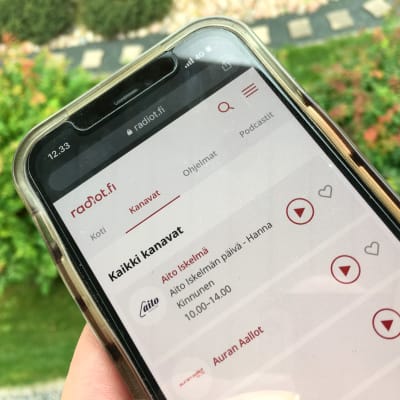 Kännykkä jolla selataan radiokanavia.