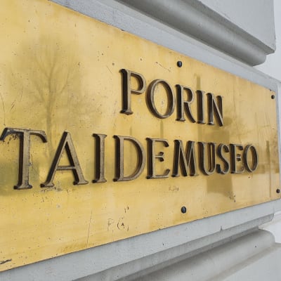 Porin taidemuseon kyltti lähikuvassa.