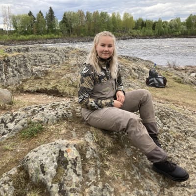Vaasalainen Noora Kettula odottamassa heittovuoroaan Tornionjoen Matkakoskella.