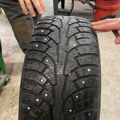 Kädet pitelevät kiinni nastarenkaasta.