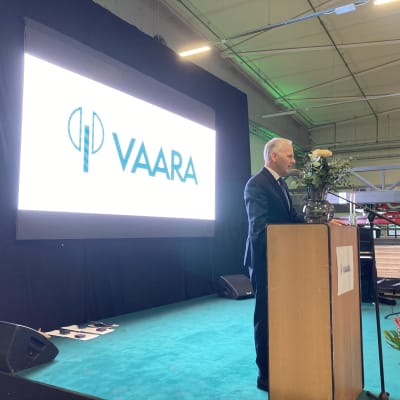 Maa- ja metsätalousministeri Jari Leppä uuden hirsitehtaan avajaisissa Tervolassa
