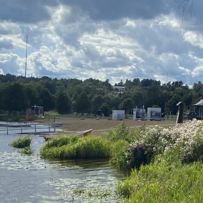 Hämeenlinnan Hämeensaaren yleinen uimaranta uimahallin vieressä.
