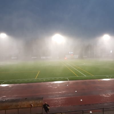 Det regnar hårt över fotbollsplanen.