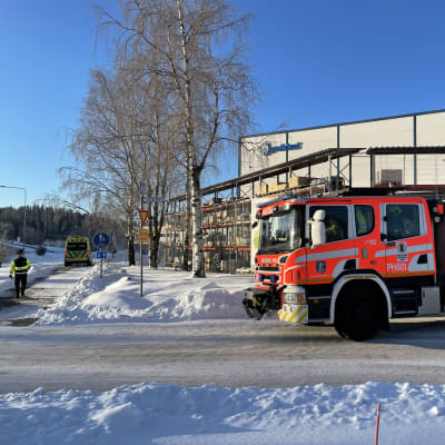 Pelastuslaitoksen kalustoa ja henkilökuntaa Peikko Finlandin alueella Lahden Vipusenkadulla.