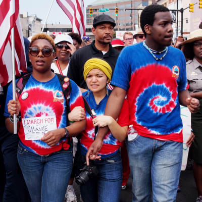 kansalaisaktivistit marssivat Alabamassa Selma-Montgomery 50-vuotisjuhlamarssilla