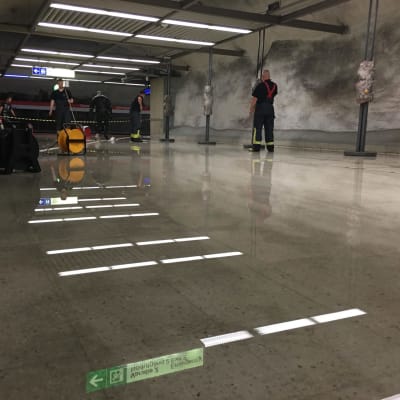 vattenskada putsas på metrostation