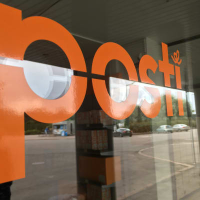 Postens logo klistrad på postens fönster.