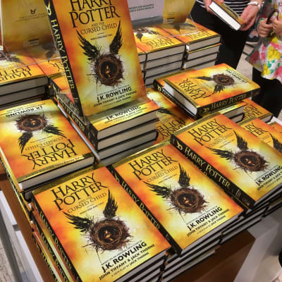 En hög Harry Potter-böcker i bokhandeln.