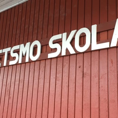 Petsmo skolas fasad i Petsmo, Korsholm.