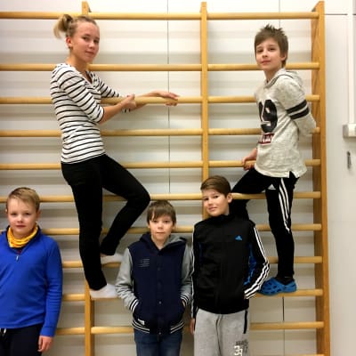 Eleverna Adam Näslin, Emilia Holm, Hugo Sundsten, William Bredgård och Emilia Holm i Petsmo skolas gymnastiksal.