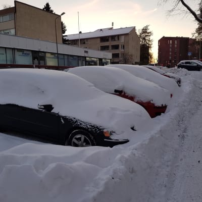 Insnöade bilar invid Kiskovägen i Brunakärr.
