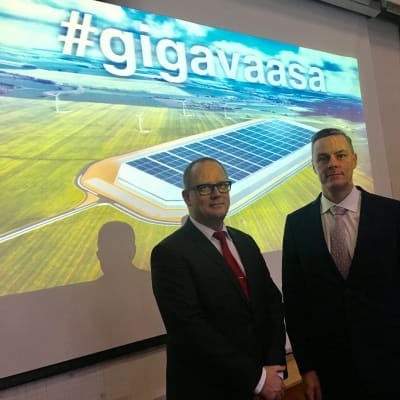 Vasas stadsdirektör Tomas Häyry och Toni Laturi.