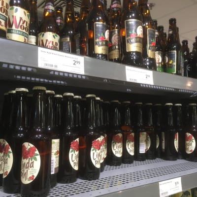Lätta alkoholhaltiga drycker på butikshyllan i Tallinn.