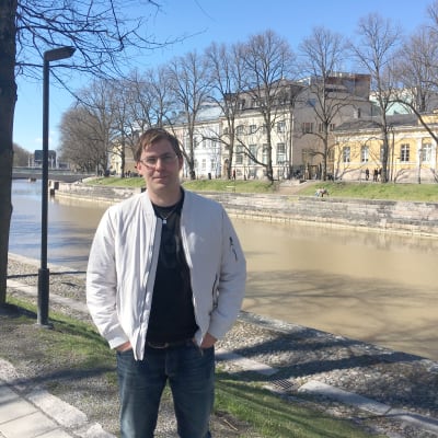 Jonas Lagerström invid Aura å i Åbo