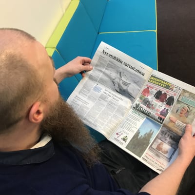 Klas Backholm läser Pohjalainen.