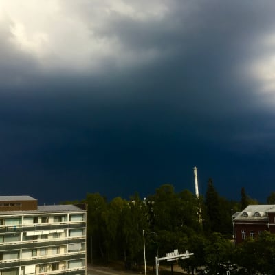 Mörk åskhimmel sett från Skolhusgatan i Vasa.