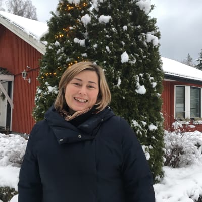 Bild på Tanja Ljungqvist utanför sitt hem i Ingå.