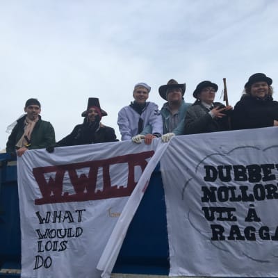 Abiturienter på lastbilsflak firar penkis i Vasa.