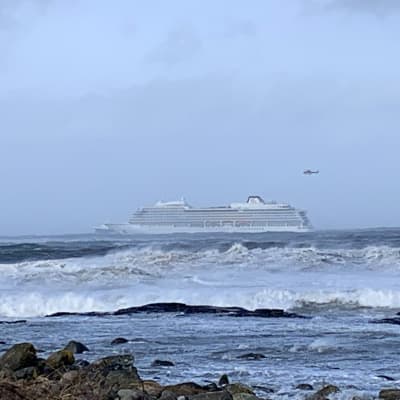 Kryssningsfartyget Viking Sky utanför den norska kusten den 23 mars 2019.