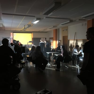 Tv-inspelning pågår i ett klassrum.