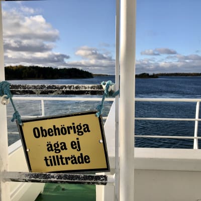 "Obehöriga äga ej tillträde" står det på stegen ombord på skärgårdsfärja