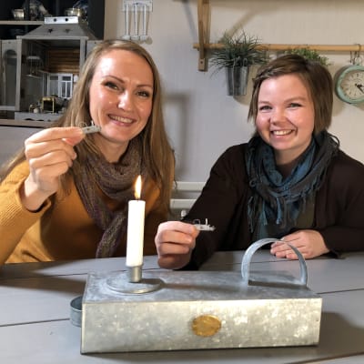 Lee Esselström och Salla Heikkilä har pysslat en ljuslykta i miniatyr