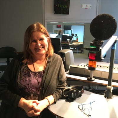 Anne Sseruwagi i en radiostudio.