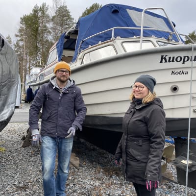 Sami Mukkala ja Mari Piipponen seisovat veneensä edessä. 